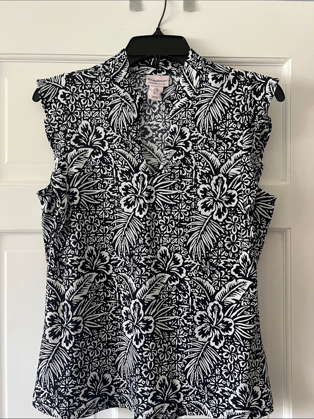 Tommy Bahama Black and White Floral V‑Neck Sleeveless Top Size M